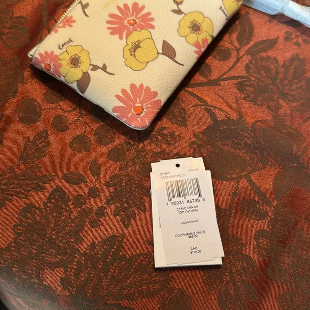 Coach Floral Print Women's Corner Zip NWT - Picture 7 of 10